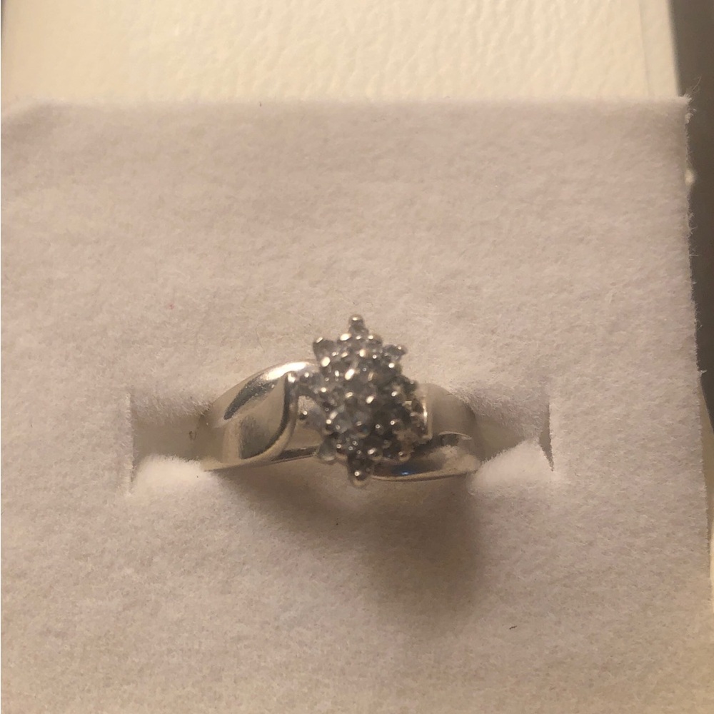 10k White Gold Diamond Cluster Ring